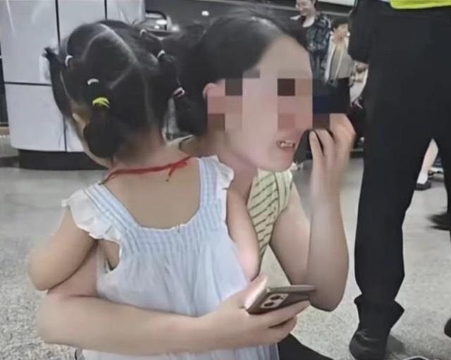 4岁试管女儿意外撞脸网上女孩,网友直呼太神奇了! 4岁试管女儿意外撞脸网上女孩,网友直呼太神奇了!